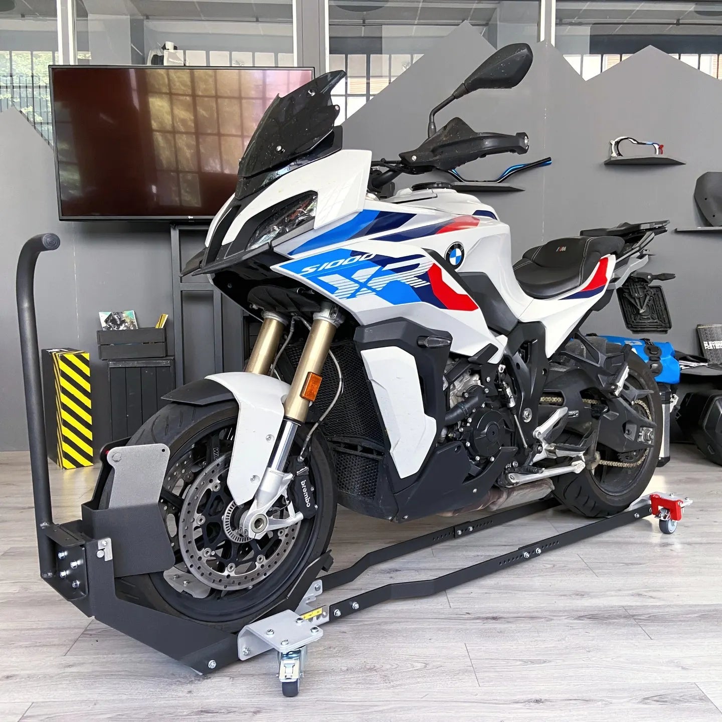 🔧 Heavy-Duty Movable Motorcycle Stand: 360° Maneuverable Wheel Chock for Secure Parking, Transport & Storage – Universal Fit ✨